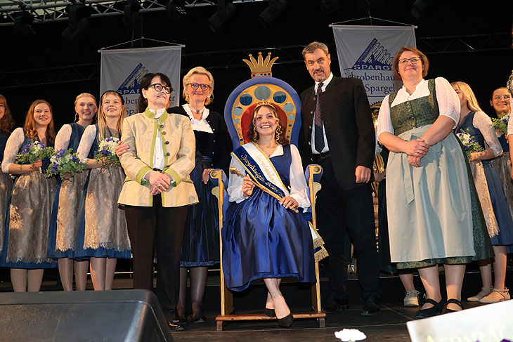 Festveranstalterin Martha Stief, DEHOGA Bayern Präsidentin Angela Inselkammer, frisch gekrönte 48. Schrobenhausener Spargelkönigin Franziska I., Ministerpräsident Dr. Markus Söder und die 1. Vorsitzende der Spargel-Erzeugergemeinschaft Südbayern Claudia Westner  (©Foto: Martin Schmitz)
